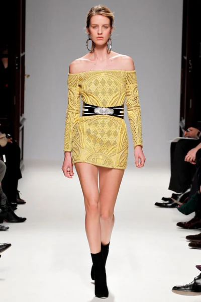 Look 16